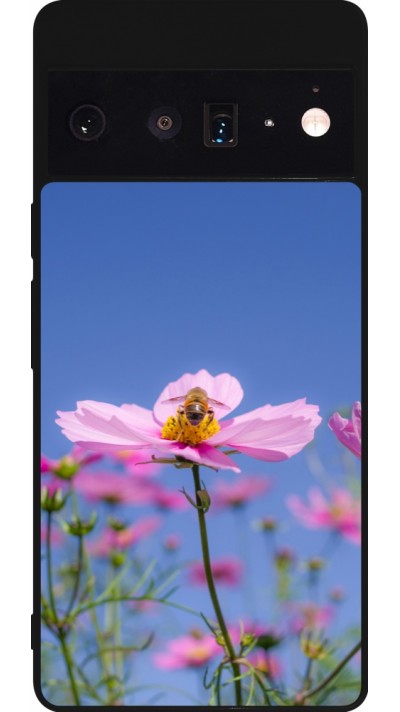 Coque Google Pixel 6 Pro - Silicone rigide noir Bee on a flower Spring 2026
