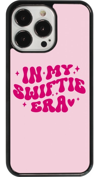 Coque iPhone 13 Pro - Taylor Swift In My Swiftie Era - Pink