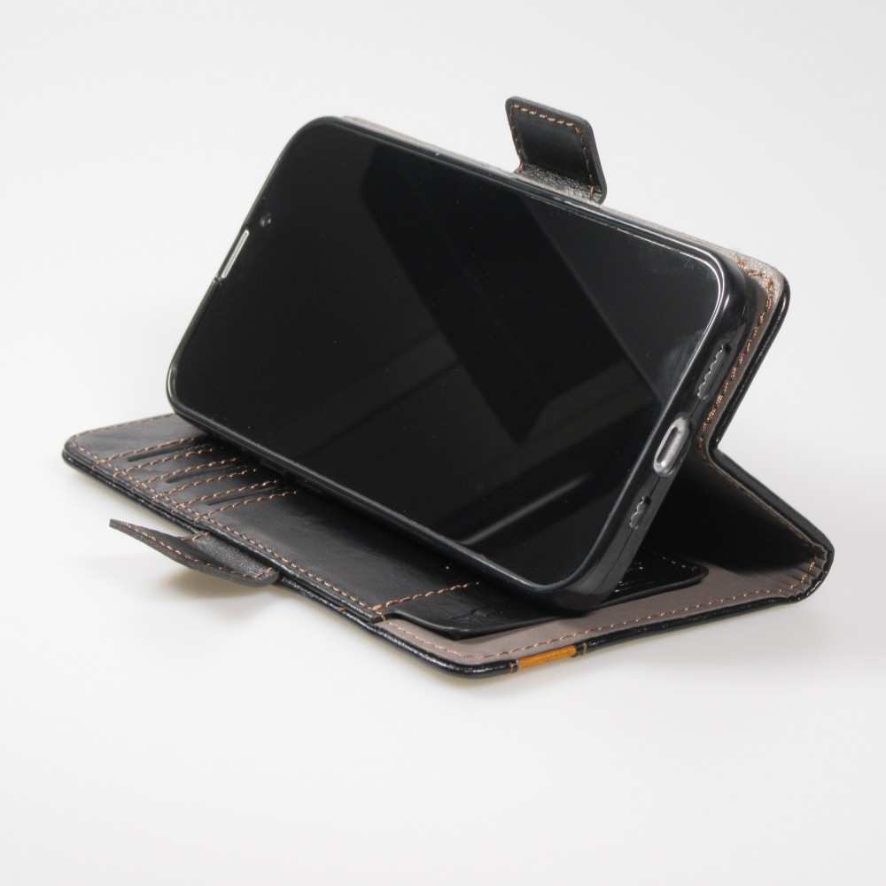 Etui cuir iPhone 17e / 16e - Flip Wallet en cuir véritable avec stripe design et compartiment à cartes - Noir
