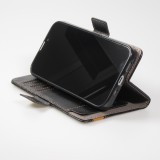 Etui cuir iPhone 17e / 16e - Flip Wallet en cuir véritable avec stripe design et compartiment à cartes - Noir