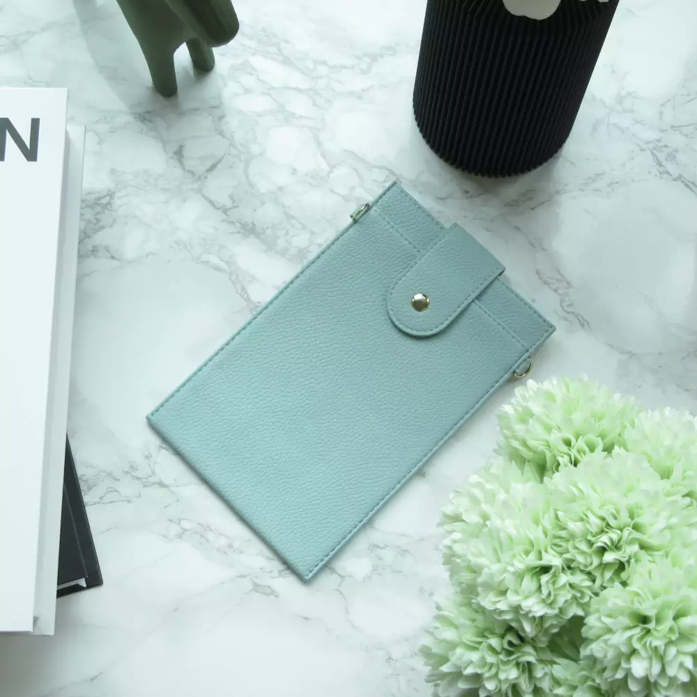 Elegante universelle Smartphone Umhängetasche aus veganem Leder inkl. Umhängegurt aus Leder (vegan) - Hellblau