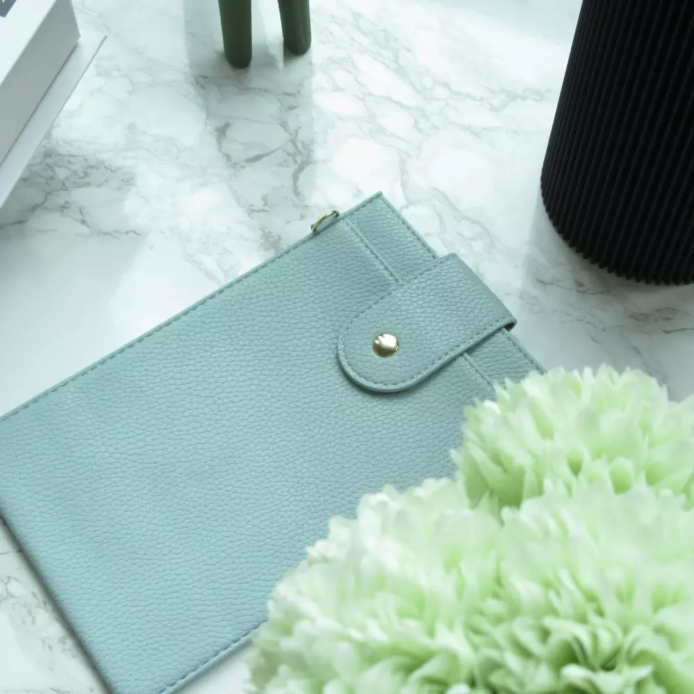 Elegante universelle Smartphone Umhängetasche aus veganem Leder inkl. Umhängegurt aus Leder (vegan) - Hellblau