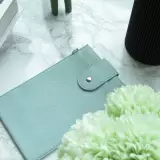 Elegante universelle Smartphone Umhängetasche aus veganem Leder inkl. Umhängegurt aus Leder (vegan) - Hellblau