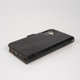 Etui cuir iPhone 17 - Flip Wallet en cuir véritable avec stripe design et compartiment à cartes - Noir