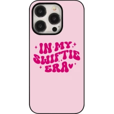 Coque iPhone 15 Pro - Taylor Swift In My Swiftie Era - Pink