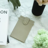 Elegante universelle Smartphone Umhängetasche aus veganem Leder inkl. Umhängegurt aus Leder (vegan) - Beige