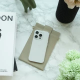 Elegante universelle Smartphone Umhängetasche aus veganem Leder inkl. Umhängegurt aus Leder (vegan) - Beige