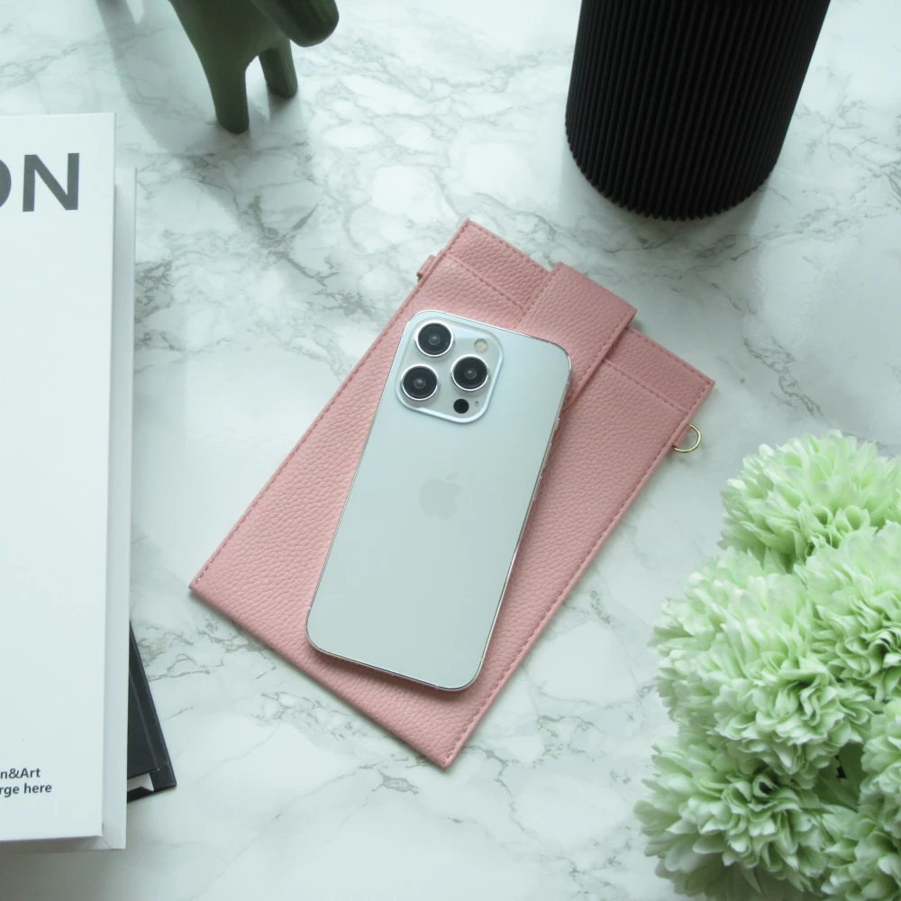 Elegante universelle Smartphone Umhängetasche aus veganem Leder inkl. Umhängegurt aus Leder (vegan) - Rosa